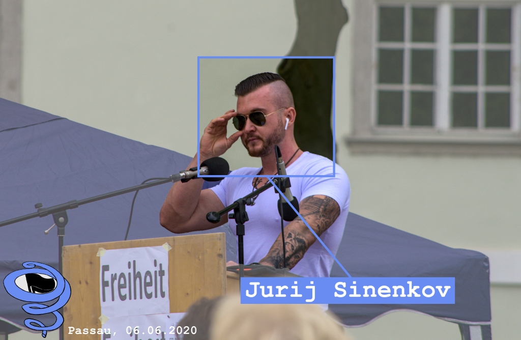 Jurij Sinenkov steht am Rednerpult und rückt sich seine Sonnenbrille zurecht, auf einer Kundgebung von "Für die Freiheit 2020" am 06.06.2020 im Passauer Klostergarten 