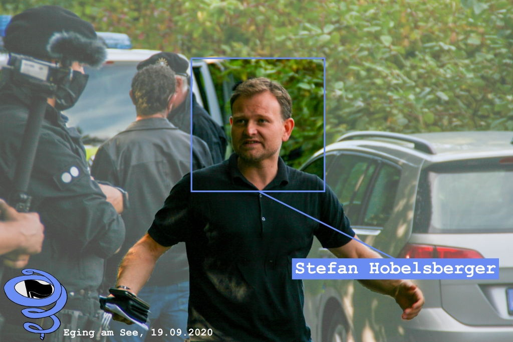 Auf dem Bild ist Stefan Hobelsberger zwischen Polizist:innen zu sehen, auf der Veranstaltung von "Für die Freiheit 2020" in Eging am See am 19.09.2020.