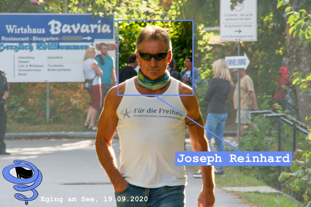 Joseph Reinhard, in "Für die Freiheit 2020" T-Shirt, wie er entschlossen auf den:die Fotograf:in zugeht, am Rande der Veranstaltung von "Für die Freiheit 2020" in Eging am See am 19.09.2020.