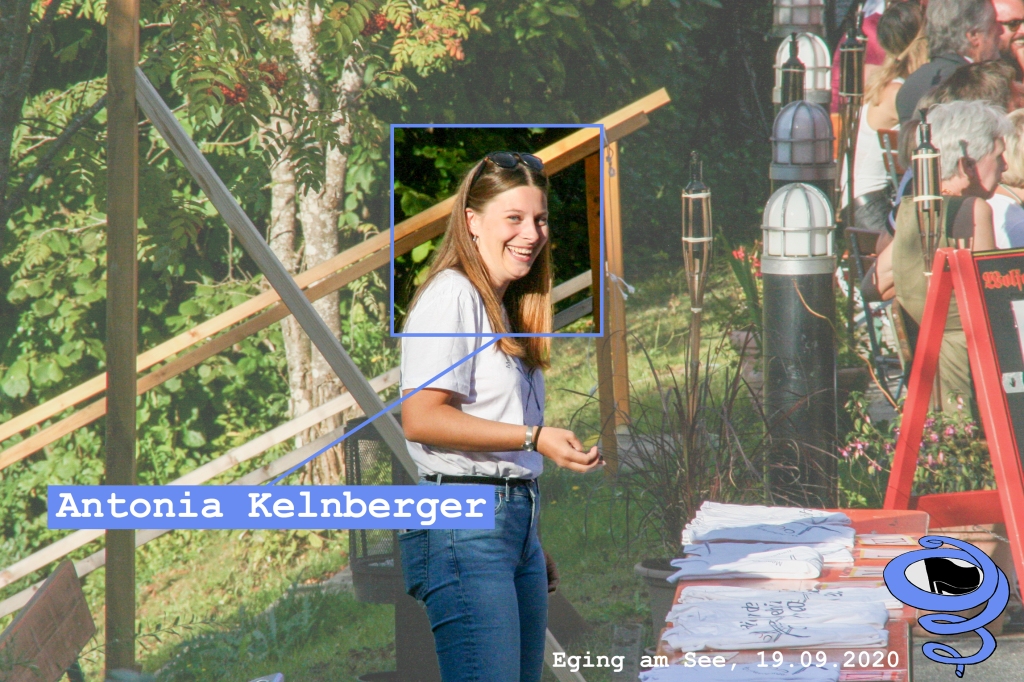 Antonia Kelnberger, wie sie lachend in Richtung Kamera schaut, vor einem Tisch mit "Für die Freiheit 2020"-Merchandise stehend (trägt selbst ein "FdF2020"-Shirt; am 19.09.2020 auf der "Für die Freiheit 2020"-Veranstaltung in Eging am See.