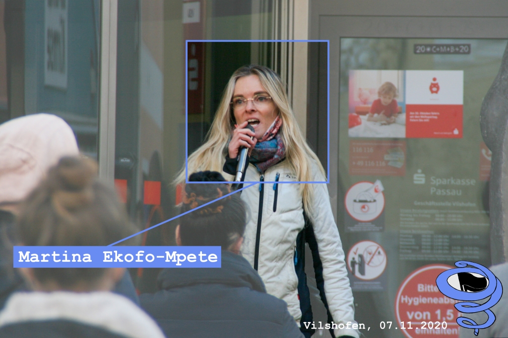 Martina Ekofo-Mpete, wie sie am 07.11.2020 in Vilshofen auf der Kundgebung von "LKR Passau steht auf!" vor den Kundgebungsteilnehmenden selbstbewusst einen Redebeitrag hält. 